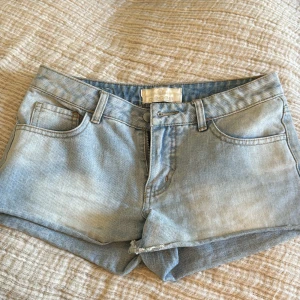 Ljusblå jeansshorts - säljer ett par ljusblå jeansshorts i nyskick. de är medel-lågmidjade med en knapp och dragkedjestängning. perfekta för sommardagar och festivaler! midjemåttet är 37cm