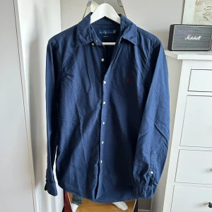 Mörkblå Ralph Lauren Skjorta - Mörkblå Polo Ralph Lauren skjorta i felfritt skick! Slim fit. Nypris runt 1700kr.