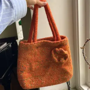 ORANGE VINTAGE HANDVÄSKA KÖPT I BERLIN. Tovat tyg, med trendig blomdekal. Y2K Brat flower bag 🌺🌺🍁🍂Portugese girl style. Perfekt till hösten, fest, retro vibes ✨✨✨ Får plats med allt. Skriv vid frågor, priset går alltid att diskutera!!