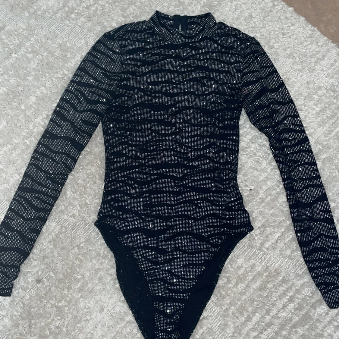 Svart och silver glittrig body - 93