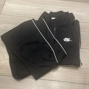 Nike - Knappt använt. Går att säljas i styck. Nyskick. Finns i Stockholm 🌸