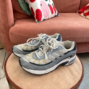 Vintage adidassneakers  - Vintage. Storlek bortskavd men passar 36. Flitigt använda men utan defekter! Se även mina andra annonser, 3 för 2 på allt! 💫