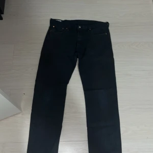 Levis 501 - Modell: 501  Storlek: 38W 34L Skick 7/10 Lite slitna i kanterna och ett pyttehål där bak. Nypris: Runt 1500kr  Mitt pris: 500kr