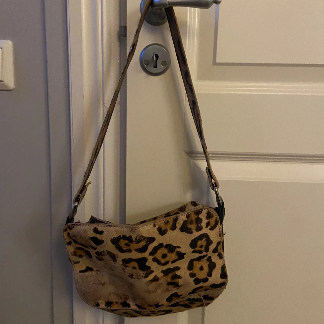 Leopardmönstrad axelväska - 90
