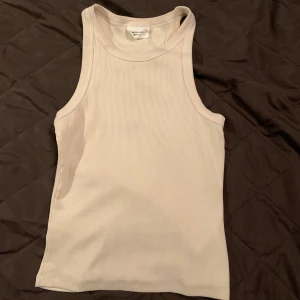 Beige ribbad linnetopp från Gina Tricot - Säljer en snygg beige ribbad linnetopp från Gina Tricot. Perfekt som ett basplagg i garderoben. 💘