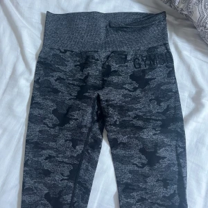 Träningsbyxor - Köpta second hand, använda en gång. Står ingen storlek men skulle säga att dom passar s