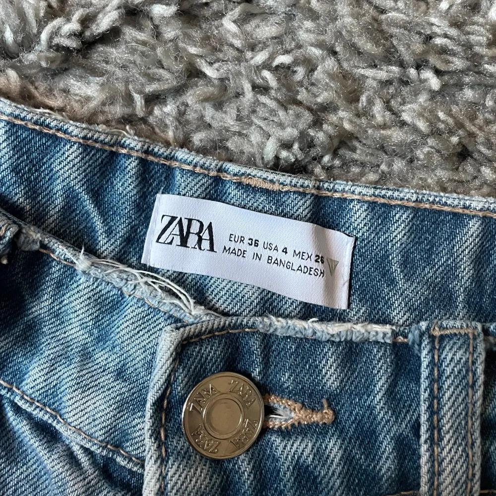 Lågmidjade raka jeans från Zara, använda få gånger så super fint skick. Jeans & Byxor.