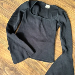 Tröja / blus  - Fin blus med vida armar längst ner  Hårt sticket material  Super fint skick 