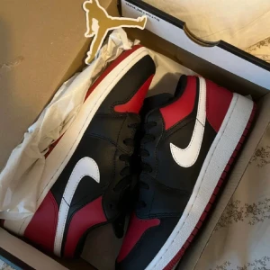 jordan 1 low  - Nyskick, köptes förra året och tyvärr inte används något. Storlek 38.5 Skickas självklart med orginalboxen