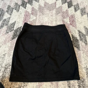 Kjol  - En svart och enkel kjol, från H&M, storlek S