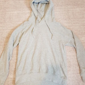 hoodie - basic hoodie som sitter bra, kommer inte till användning längre därav säljer jag den!