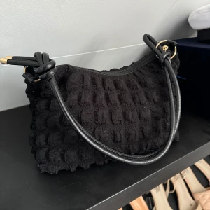 Svart väska - Säljer min svarta väska från SHEIN då den tyvärr inte kommer till användning! Den är något nopprig men det går att få bort lätt!