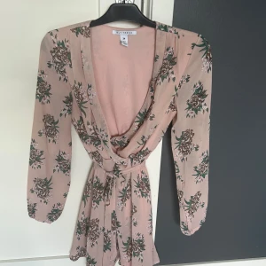 Klänning - Klänning från Nelly använd bara en gång, är i mycket bra skick och normal i storlek.