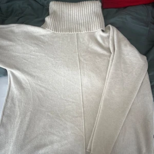 Stickad tröja  - Jätte fin beige stickad tröja 🤍🥰
