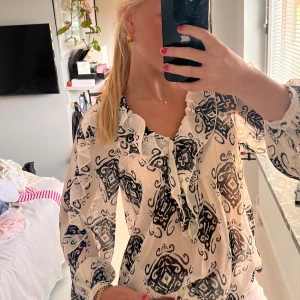 Blus  - Jättefin blus från zara, knappt använd