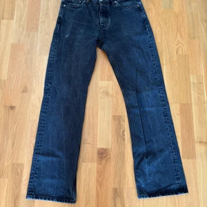 Svarta jeans från Hope - Säljer ett par snygga svarta jeans från Hope i modellen Rush. De har en klassisk design med lite utsvängda ben, använda en del därmed att färgen är som den är