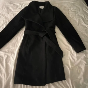 Kappa - En super snygg kappa jag köpte förra hösten. Den går ungefär till knäna💕 storlek Xs men S passar också. Den är sparsamt använd och är i mycket bra skick. Nypris 779kr. Skriv för fler frågor 