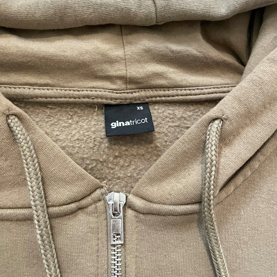 Olivfärgad hoodie  - 91