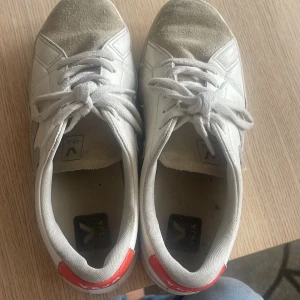 Fina veja skor🧡 - Ganska använda därav det bra priset🙏