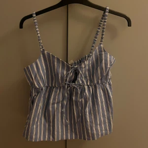 Topp - Säljer denna helt nya toppen från hm, den är endast testad💕 Hör av er om ni har några frågor !