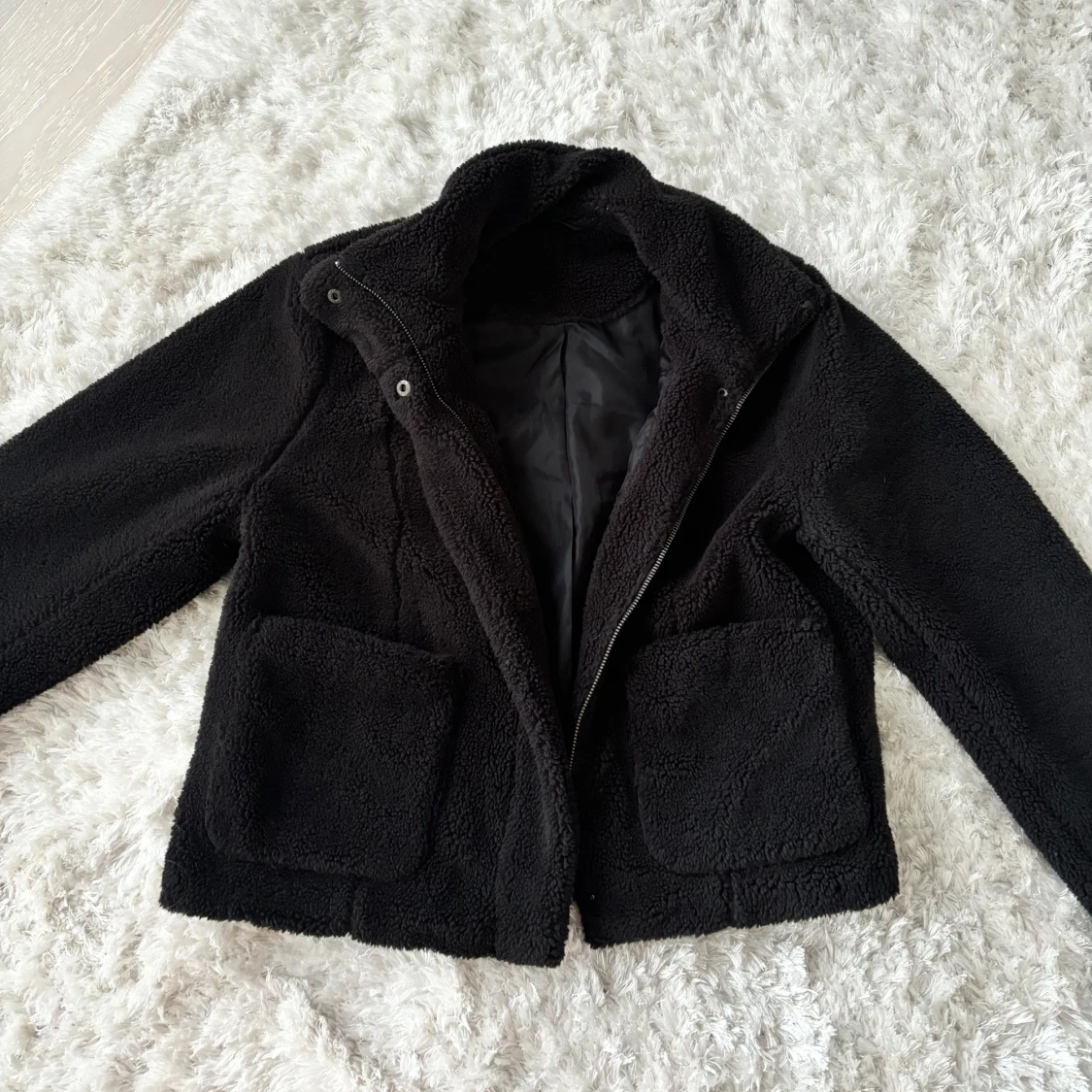 Fluffig svart jacka
