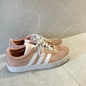 Adidas skot - Rosa adidas skor, storlek 41 1/3💕 använder inte längre!