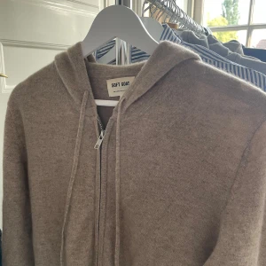 soft goat zip hoodie - Tja! Säljer nu denna sjukt feta och eftertraktade zip hoodie i 100% kashmir från soft goat i storlek M. Skicket är 8/10, inga deffekter men använd och lite nopprig därav priset. tveka inte på att buda eller fråga om byte!