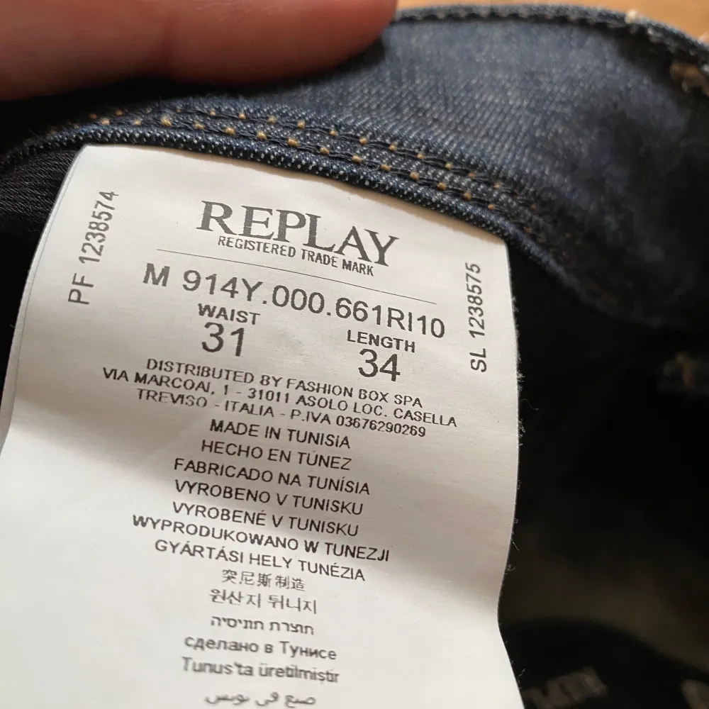 Trendiga Replay anbass jeans🤩Storleken är 31/34!!Skick 9/10, haft dom länge men dom har inte kommit till mycket användning vilket är varför jag säljer dom. Nypris 1800 mitt pris 399😍Skriv privat om du har någon fråga, priset är ej hugget i sten🔪🪨. Jeans & Byxor.