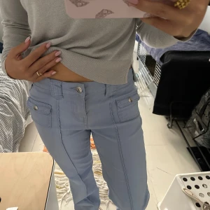 Populära hm byxor  - Populära byxor från hm knapp använda och ser ut som ny💕 Hör av er vid frågor!