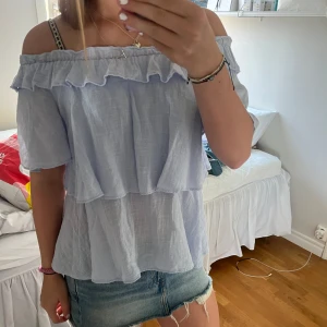 Ofshoulder blus  - Jätte fin blus i en sån fin blå färg 💗köpt på plick men aldrig använd 💗