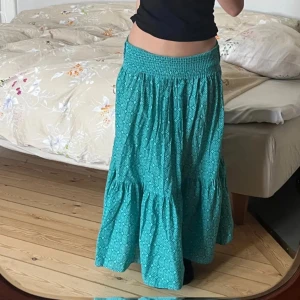 Grön superfin långkjol från Zara! - Används tyvärr inte längre och den är endast använd ett fåtal gånger, storlek L men jag själv har mest S eller M i långkjolar men den funkar ändå för dig som också har S eller M i storlek!! Ej mina bilder, skriv om du vill ha bild från mig