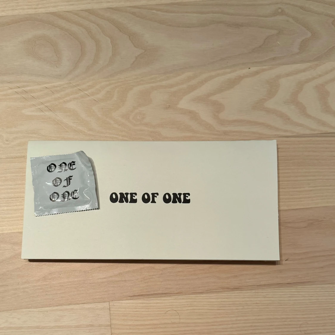 Grå hoodie med dragkedja från One of One - 91