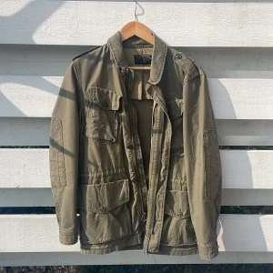 Field jacket - En as snygg field jacket i bra skick. Storlek M passar de som är cirka 185. Skit bra nu till hösten, säljer riktigt billigt!