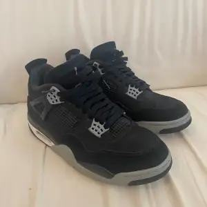 Säljer mina jordan 4 black canvas då jag tröttnat på dem och de blivit för små Storlek 43 Lite slitna  Köpt för sommaren 2023 på sneaker hyllan i Gbg  Pris går att diskutera  Hör av dig om du har frågor!