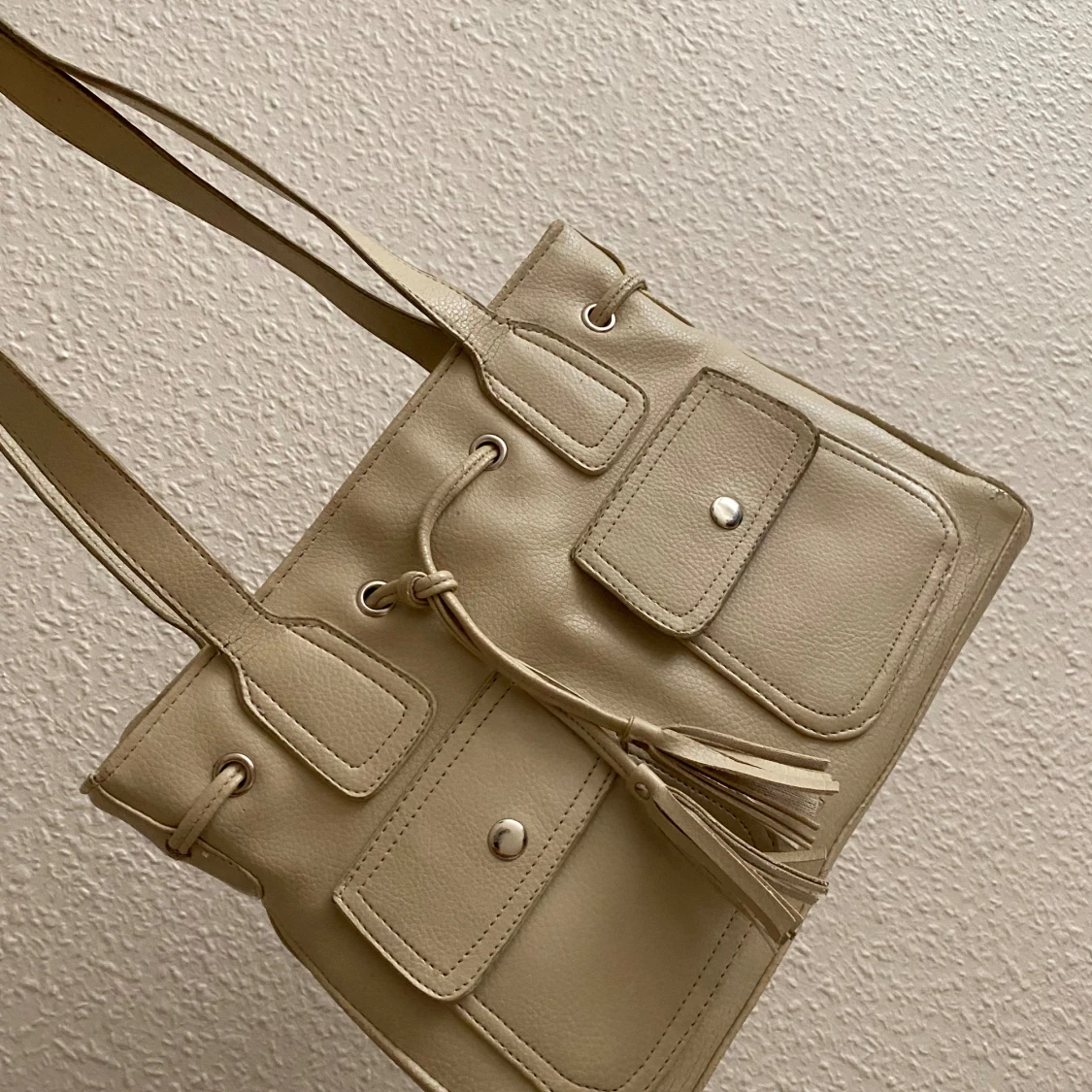 Beige axelväska med fransdetaljer - 90