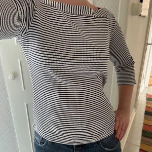 randig tröja - Fin randig tröja i ribbat material med trekvartsärmar🤍 ingen lapp! skulle säga att den passar M-L. 