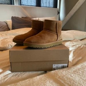 Ugg skor - Säljer mina uggs knappt använd, köpta på NK i Stockholm. Dem är lite större i storleken har 41/42 o de passar mig perfekt. pris kan diskuteras 