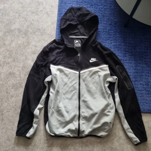 Nike Tech Fleece - Riktigt schysst tröja som knappt är använd. Säljer då den är för liten för mig. Köpt på JD för 1200kr. Storlek S Köparen står för frakten.