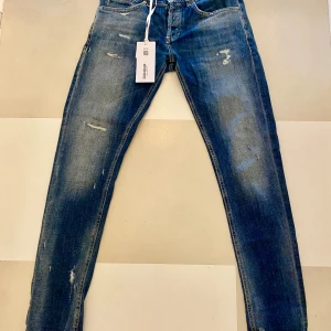 Dondup George 32 - Tjena! Säljer nu mina dondup George strl 32 då dem inte används längre! Allting på bilden ingår!