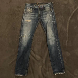 Replay Anbass Barcelona  - Säljer dessa feta replay jeansen i modellen Anbass, speciell edition barcelona, skick 7/10, har några hål i sig men går att sy ihop, storlek 30/32, pris går självklart att diskuteras! 