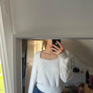 Stickad vit tröja  - En jätte fin stickad tröja som är perfekt nu till hösten och skolan den är super skön oxh sticks inte💞storlek s