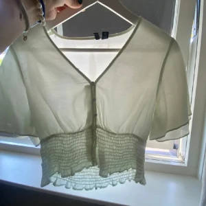 Ljusgrön sommartopp - Säljer för att den var lite för liten på mig! Den ser exakt ut som den ljusblå på andra bilden, enda skillnaden är färgen❤️ 