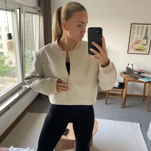 Beige jacka  - Beige jacka från H&M. Aldrig använd men råkade dra bort lappen så kan inte lämna tillbaks. Köpte L för oversized, jag brukar ha xs-s! 