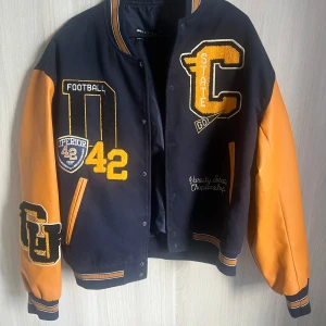 Varsity Jacka - Storlek M, varsamt använd