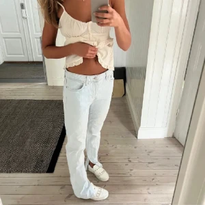 Ljusblåa jeans - super fina low/mid jeans i storlek 36, säljes pga kommer ej till användning 🩷🩷