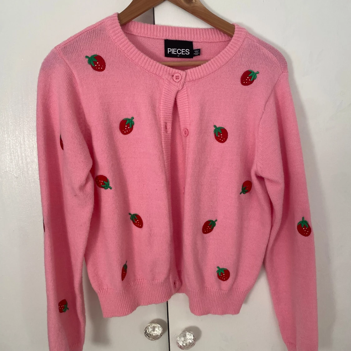 Rosa kofta med jordgubbsmönster från Pieces