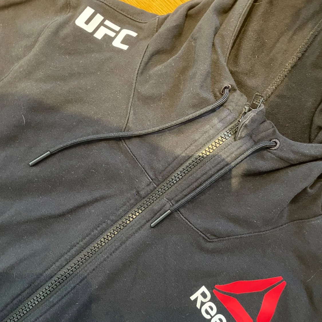 Svart huvtröja från Reebok med UFC-logga - 90