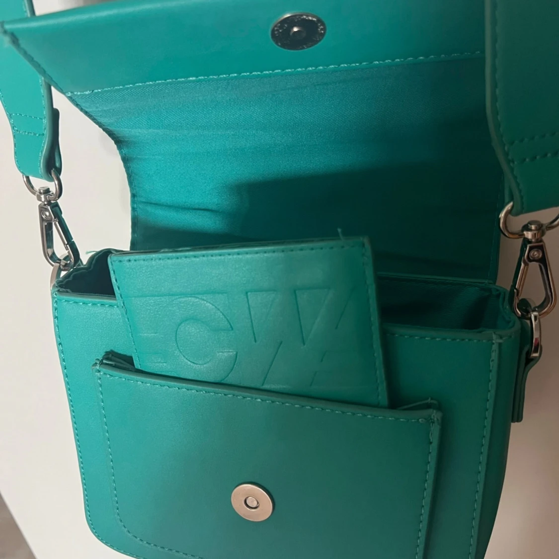 Turkos axelväska med justerbar rem