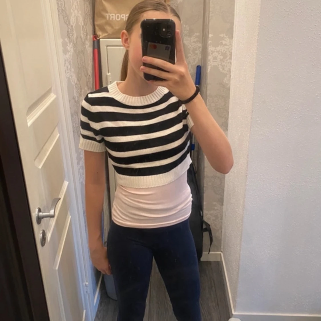 Svart och vit randig stickad tröja