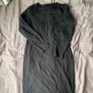 Klänning  - Svart klänning. Långärmad 